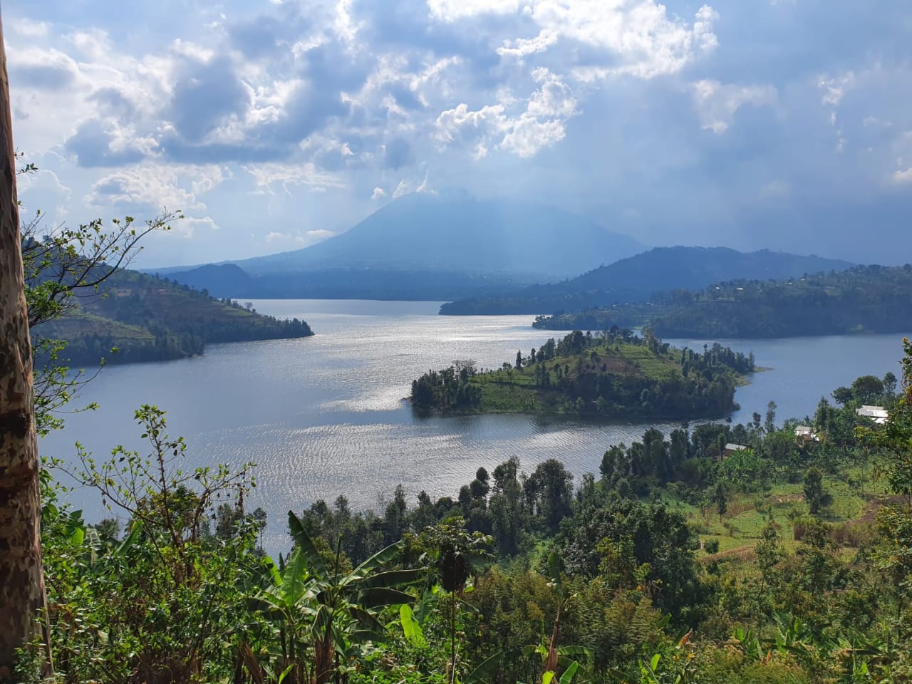 Islands and volcanoes across Lake Kivu