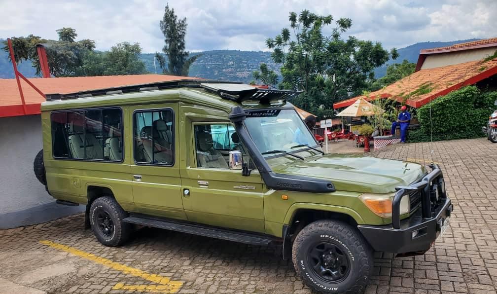 Safari vehicle with pop-up roof
